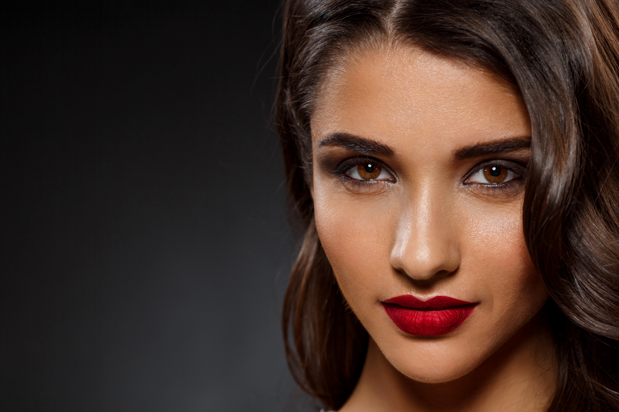 Usporedba Brow Lift tretmana i tradicionalnog oblikovanja obrva